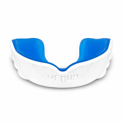 Venum Challenger — boqueira azul e branca em fundo branco